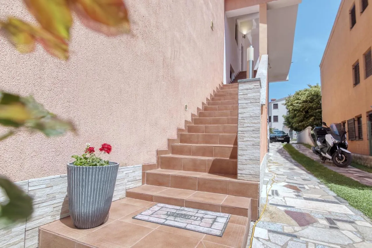 Holiday Home & Apartments Primavera Pula 0*,