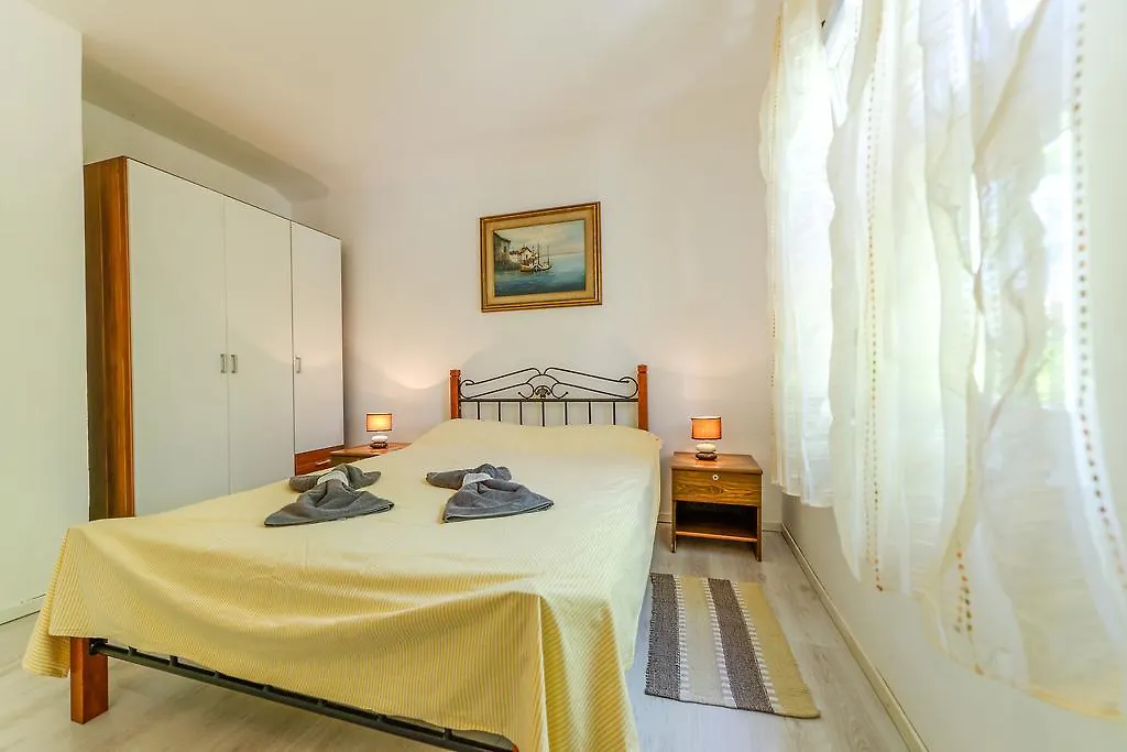 Holiday Home & Apartments Primavera Pula 0*,